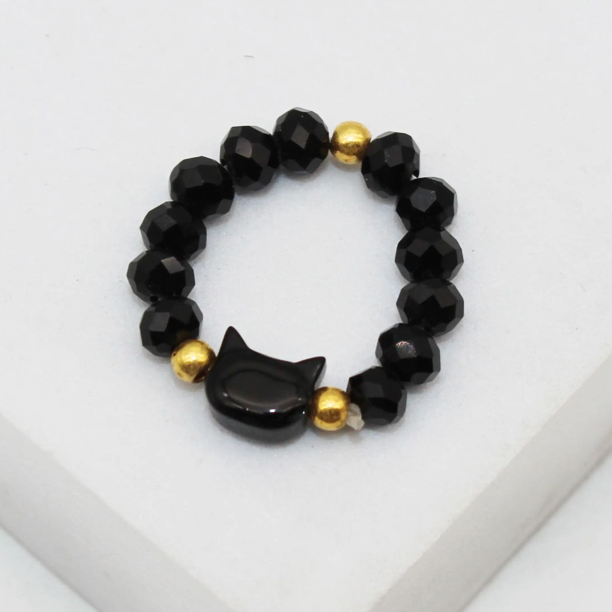 Anillo elástico con cuentas de cabeza de gato negro