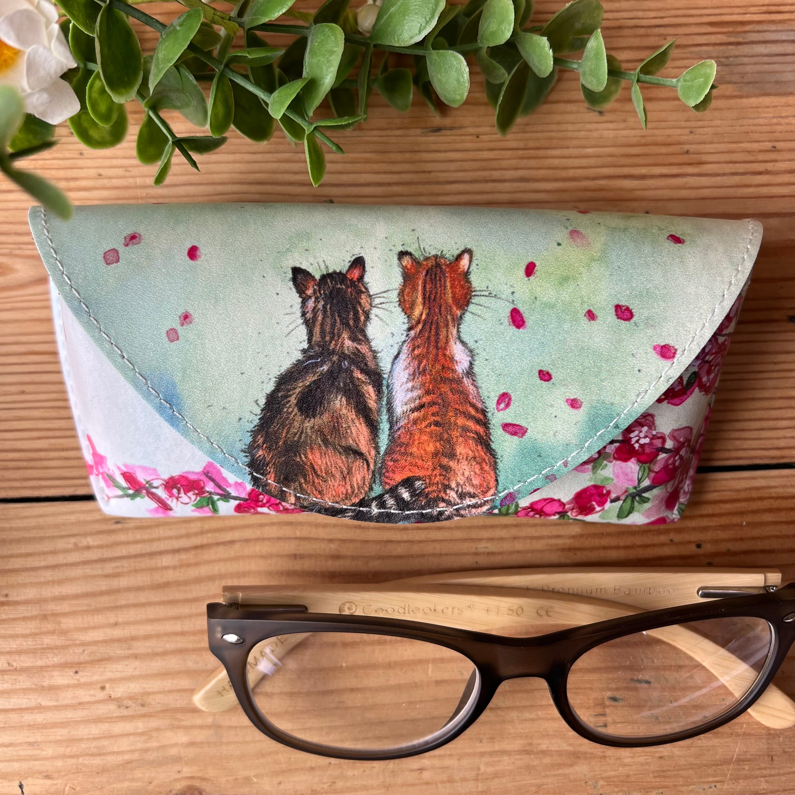 Estuche para gafas Blossom Cats, de Alex Clark