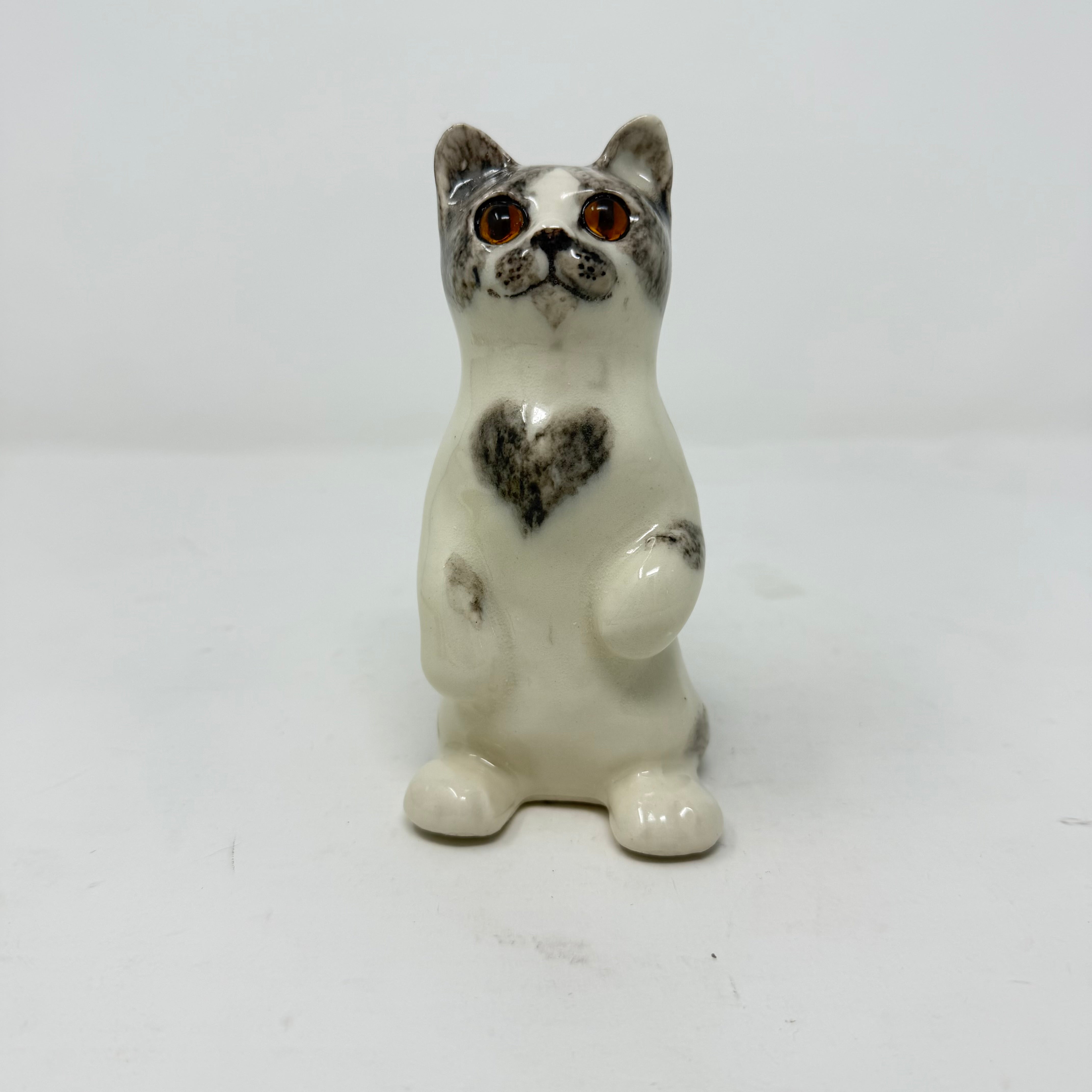Winstanley Grey & White Cat with Heart - Size 1