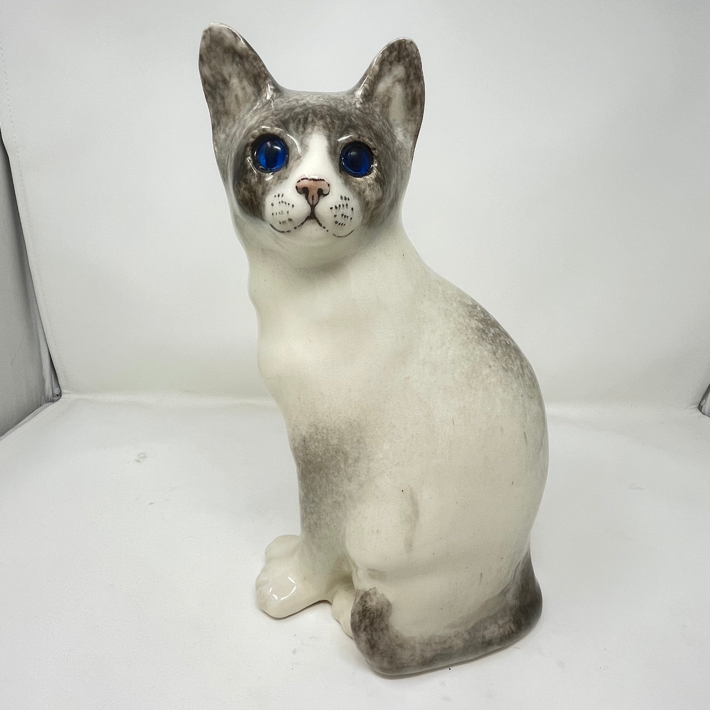Winstanley Grey and White Cat Sitting - Size 6