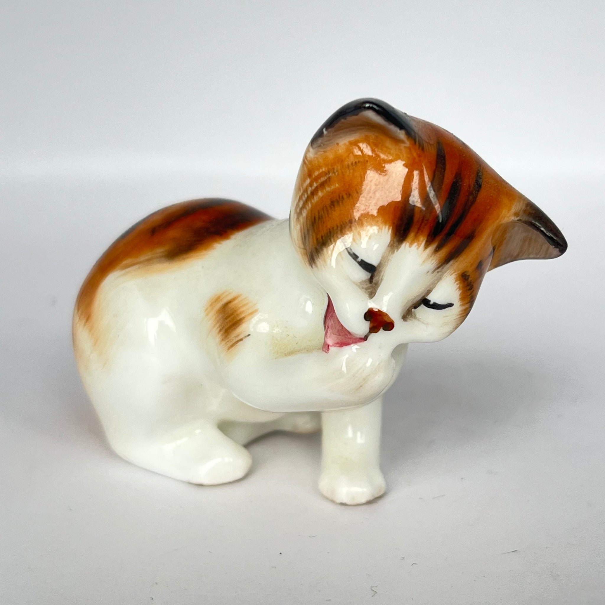 Vintage Royal Doulton Character Kitten HN2583