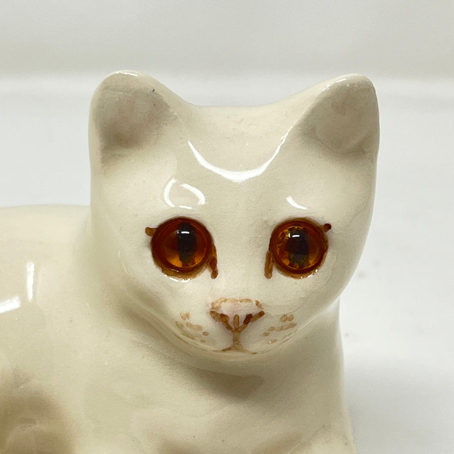 Winstanley White Cat Lying - Size 2