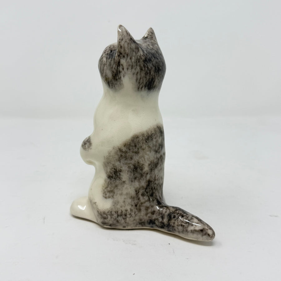Winstanley Grey & White Cat with Heart - Size 1