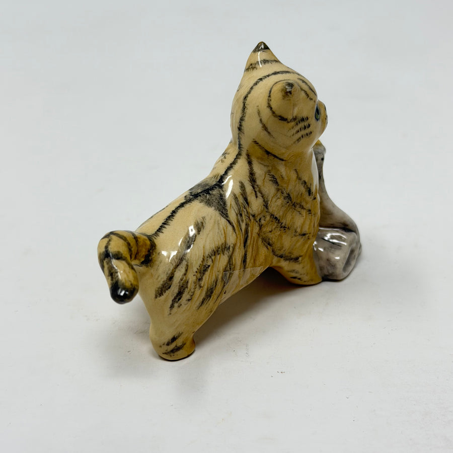Vintage Royal Doulton Cat in the News DA233
