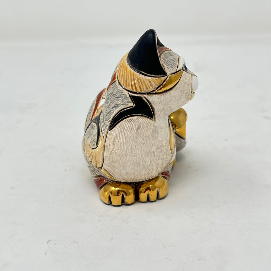 De Rosa Rinconada Hand-Sculpted Ceramic Sitting Cat Figurine – Gold & Platinum Accents