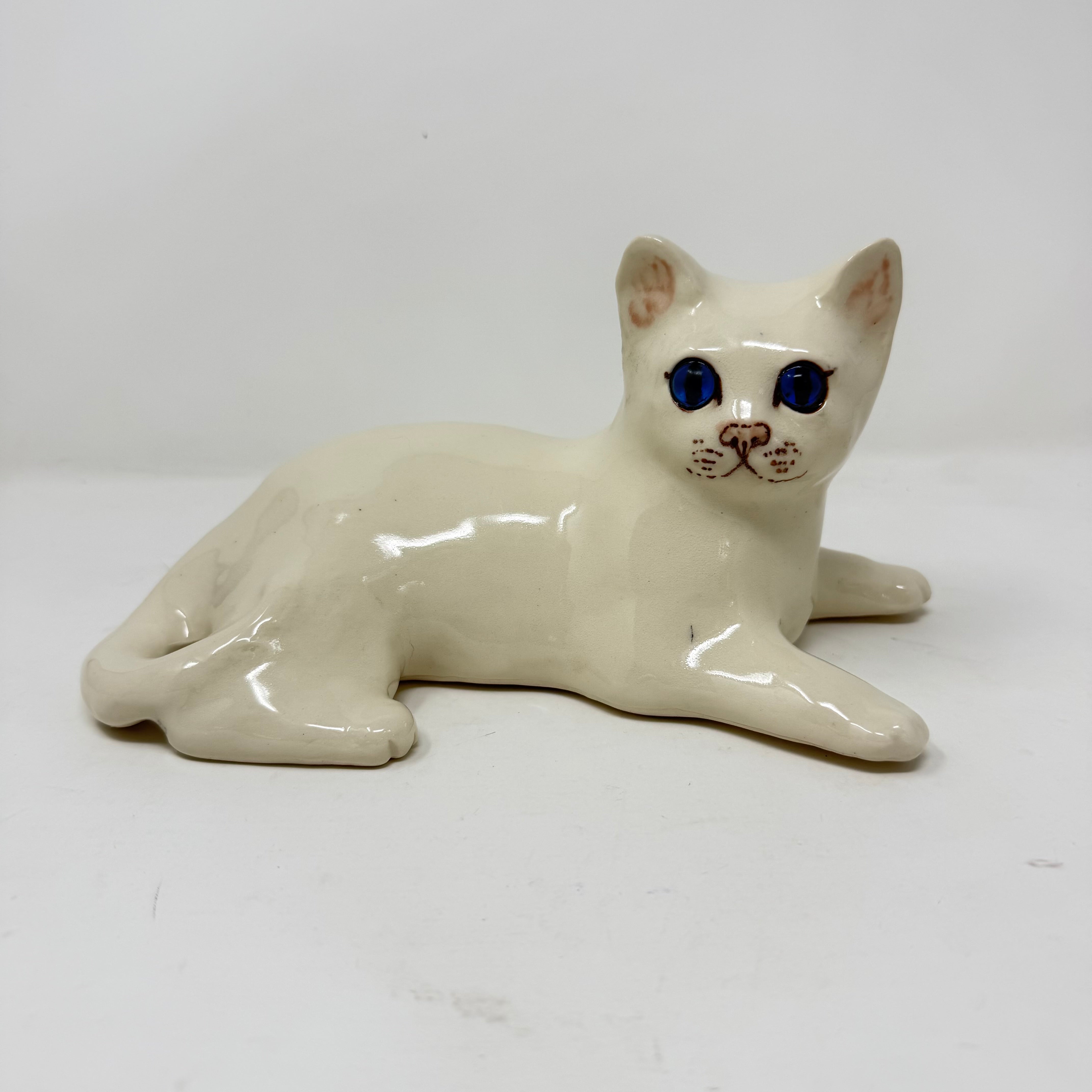 Winstanley White Cat Lying - Size 3