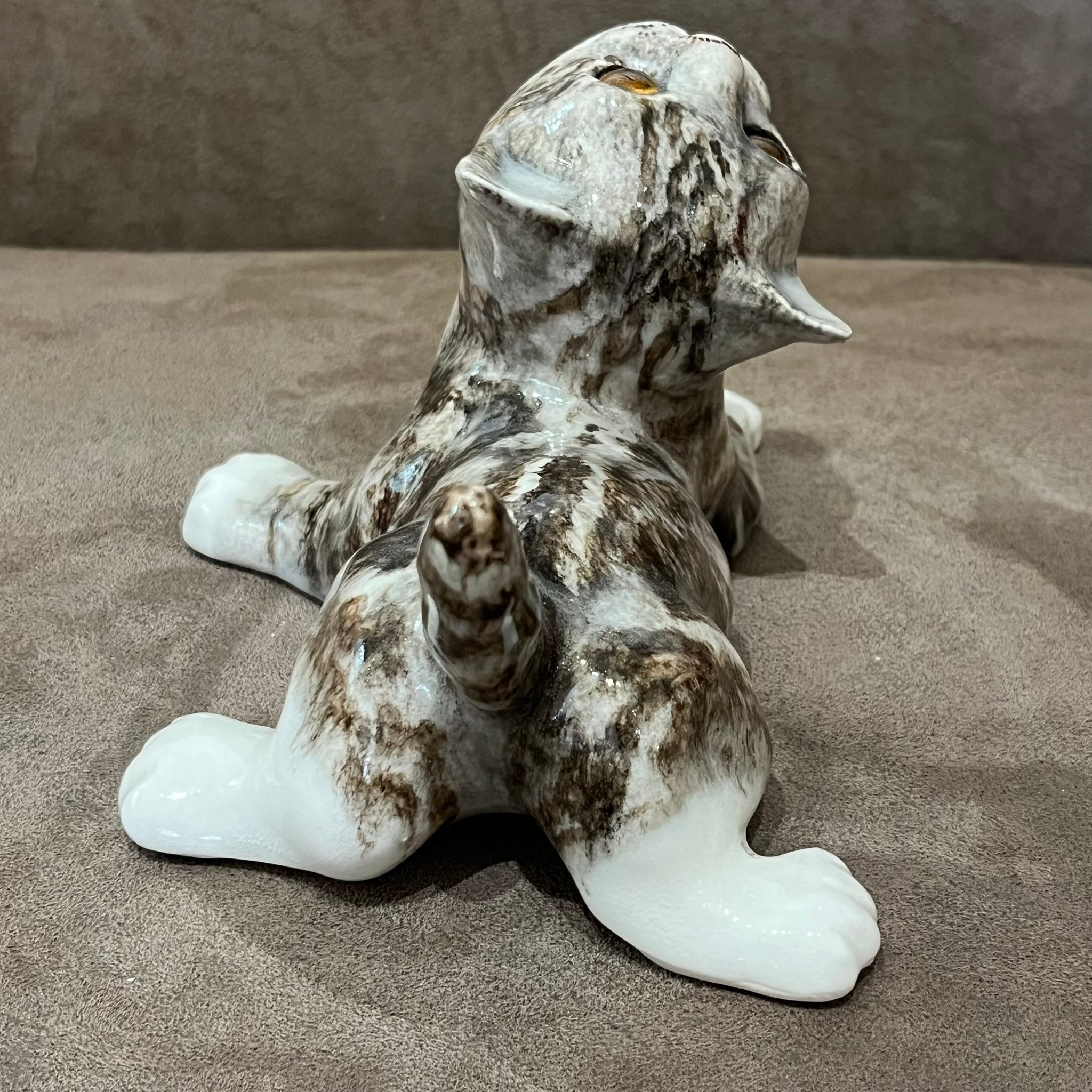 Winstanley Tabby Cat Looking Up - Size 3
