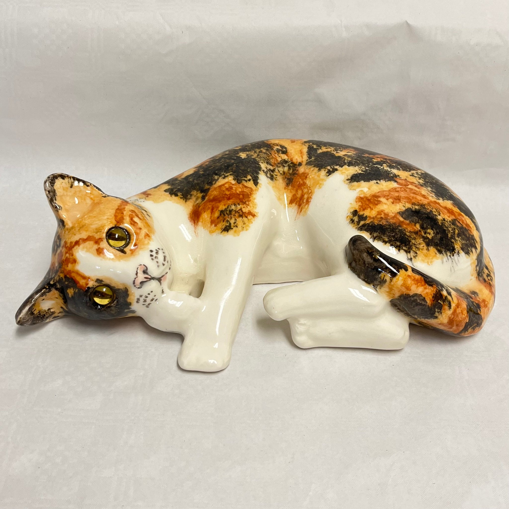 Winstanley Tortie & White Lying Cat - Size 5