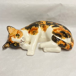 Winstanley Tortie & White Lying Cat - Size 5