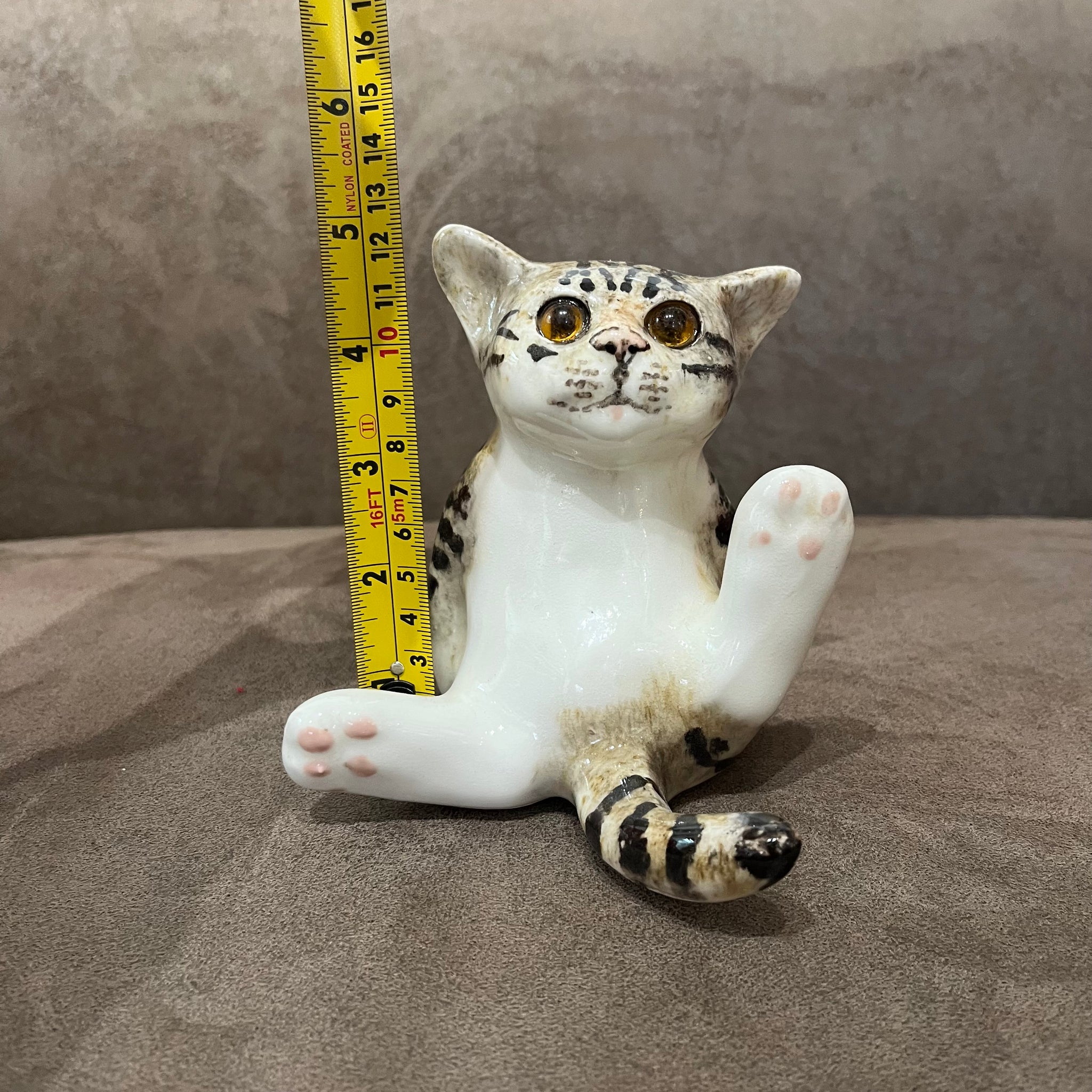 Winstanley Tabby & White Size 2