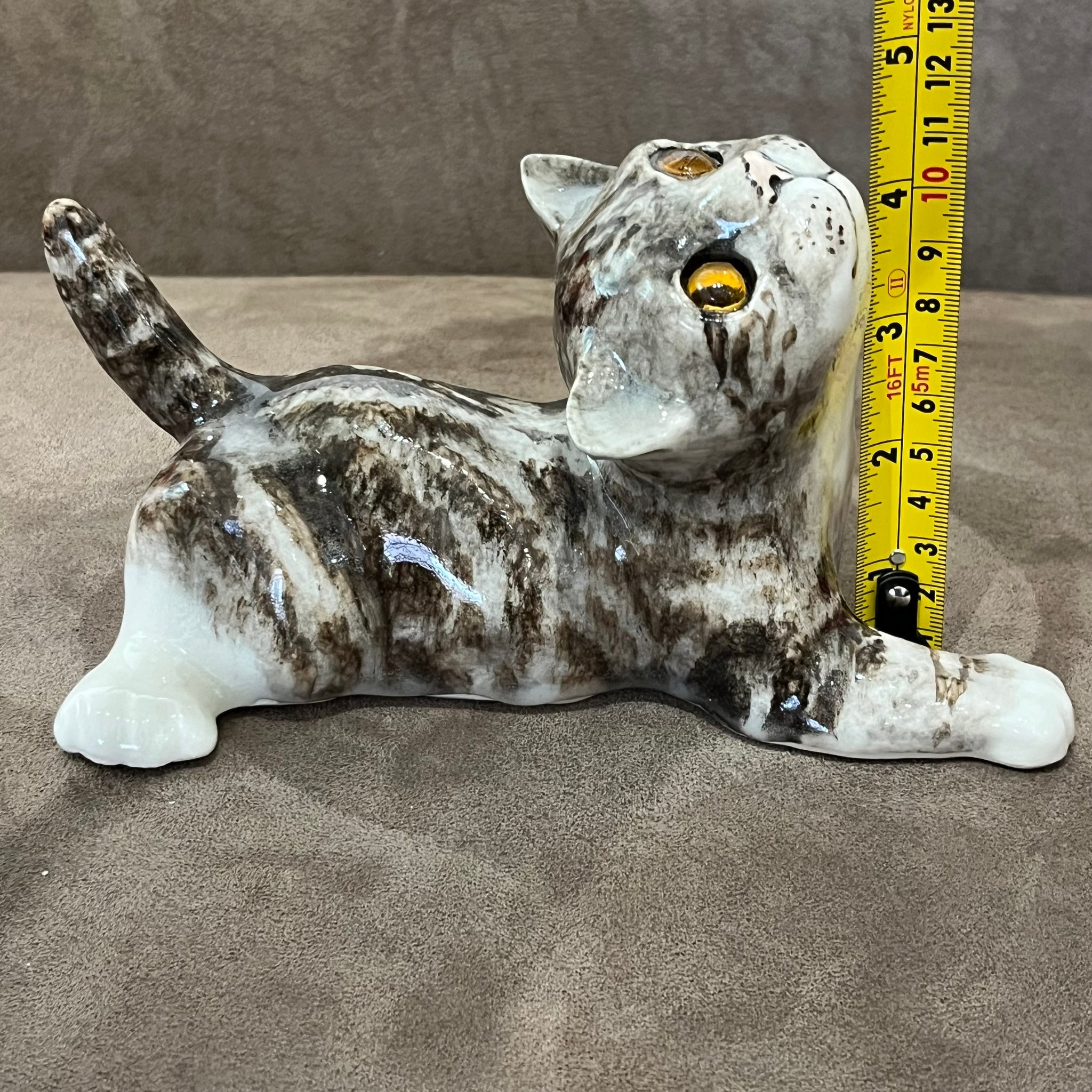 Winstanley Tabby Cat Looking Up - Size 3