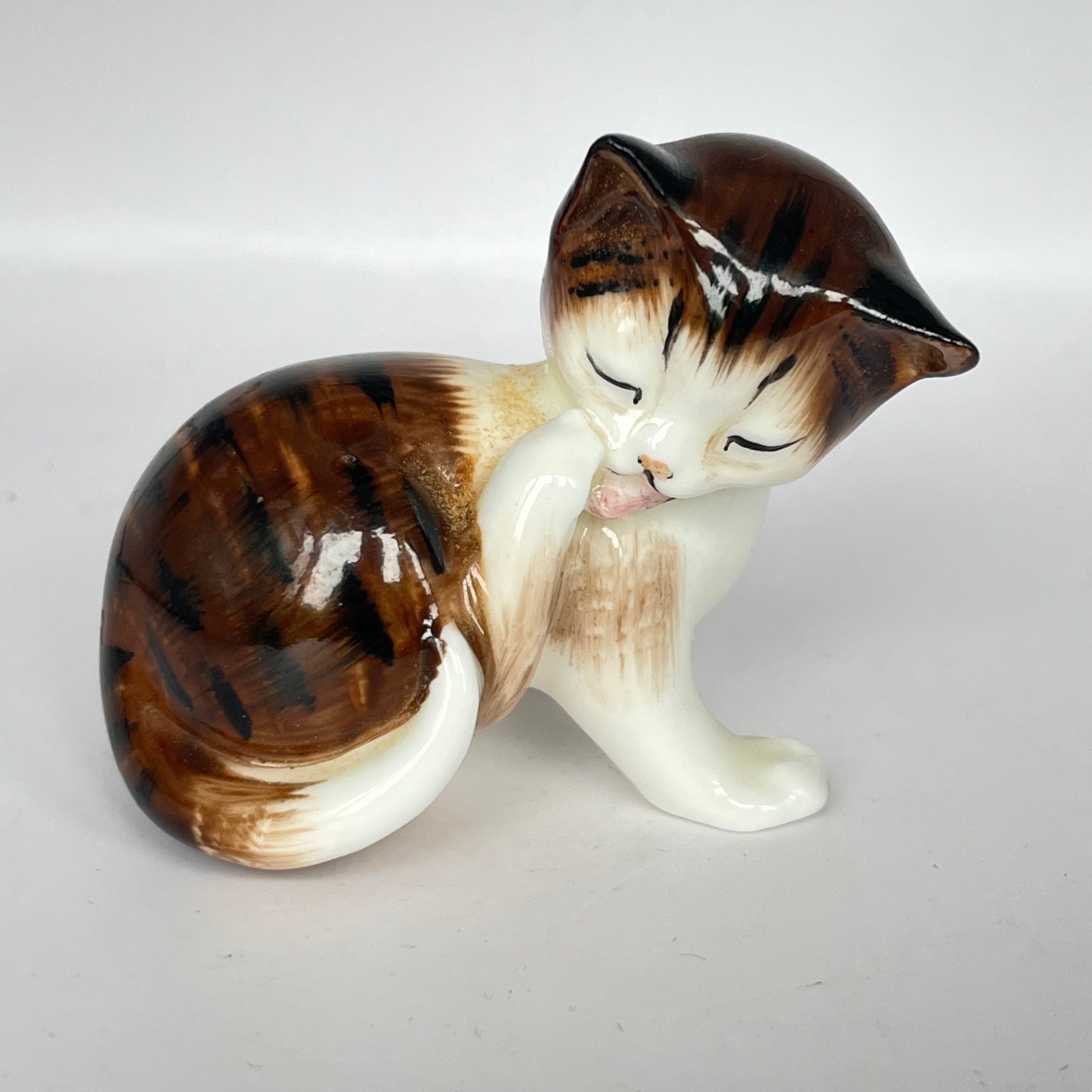 Vintage Royal Doulton Character Kitten HN2580