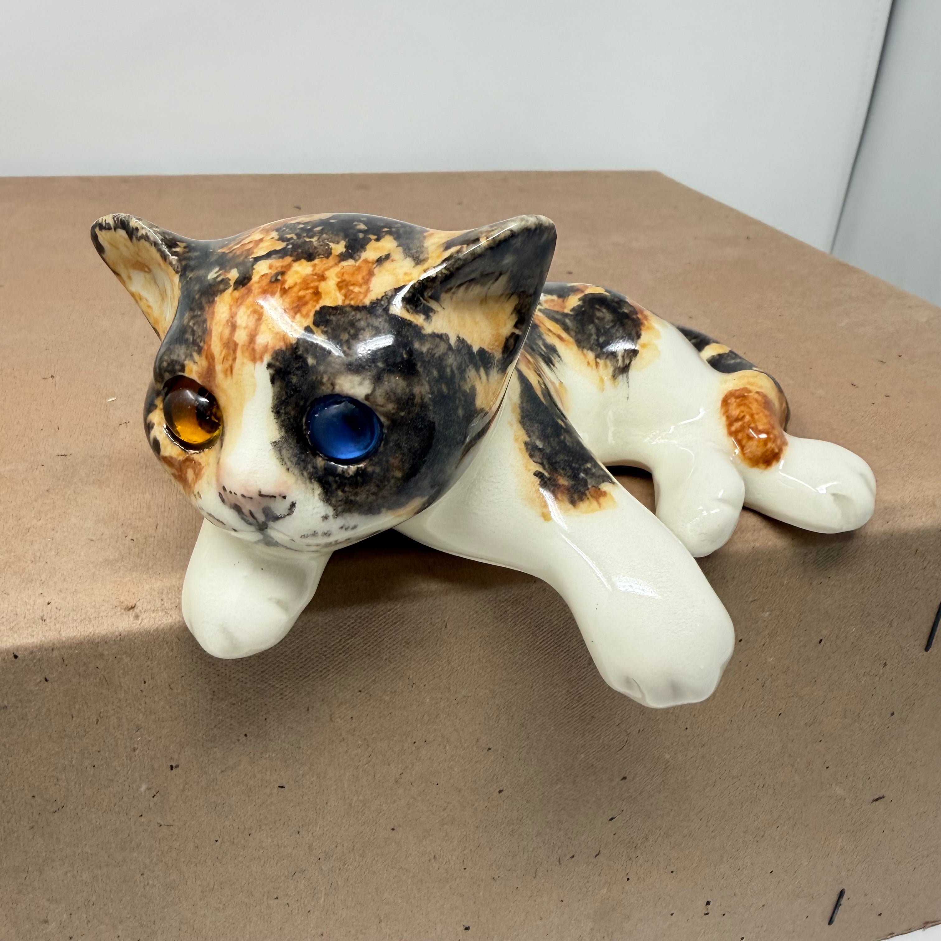 Winstanley Tortie Shelf Hanging Paw Size 2