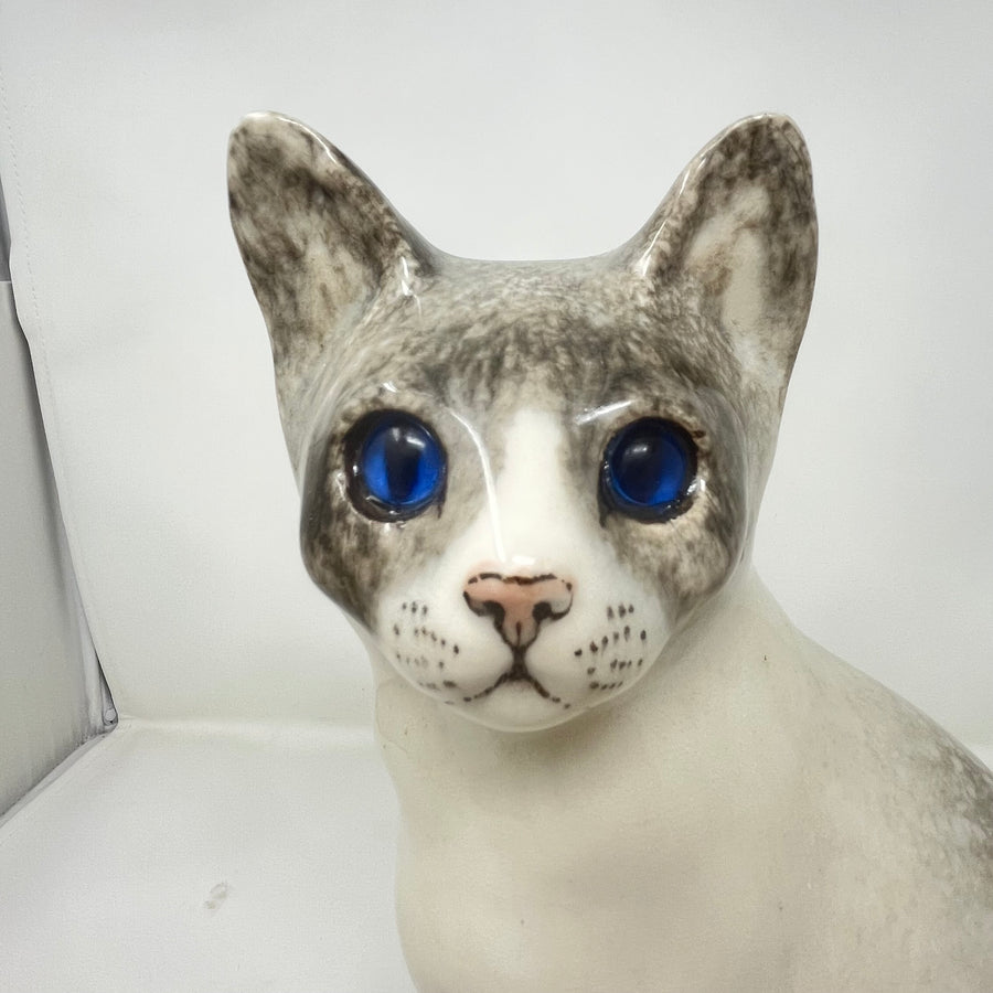 Winstanley Grey and White Cat Sitting - Size 6
