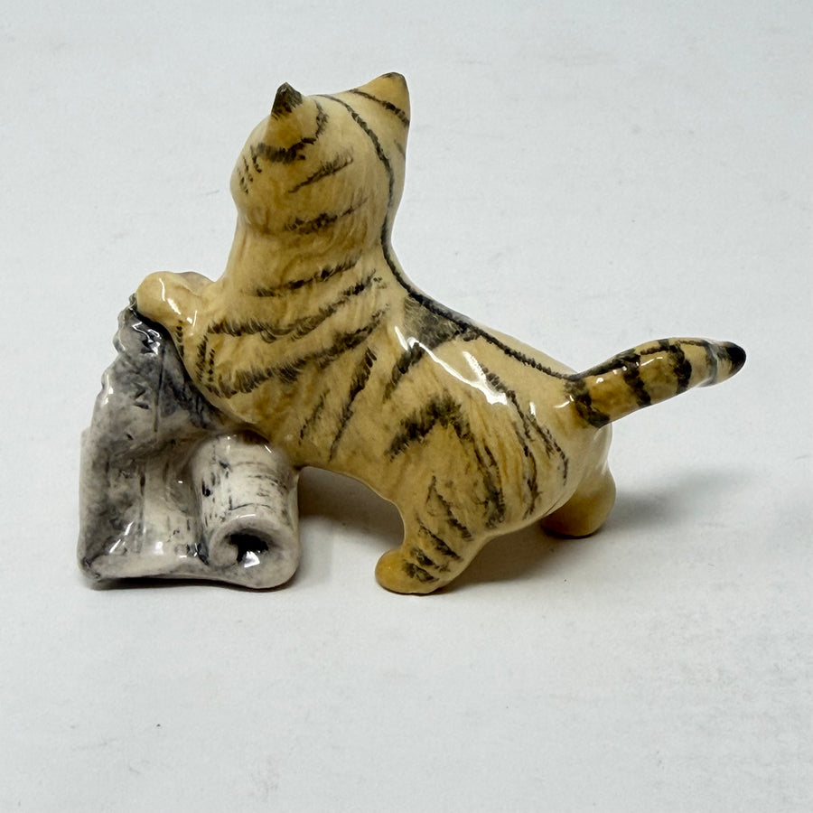 Vintage Royal Doulton Cat in the News DA233