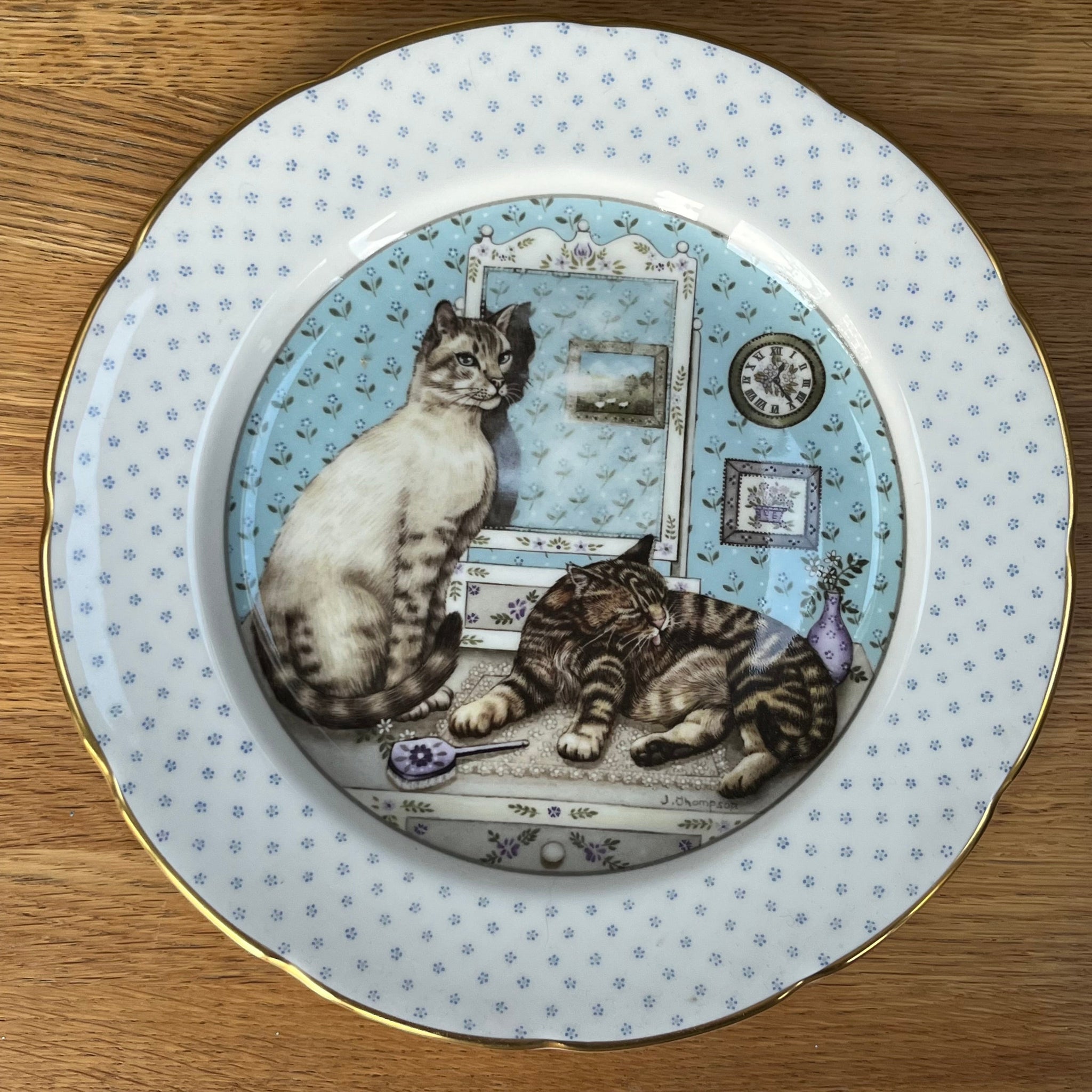 Decorative plate with two cats on a polka dot background