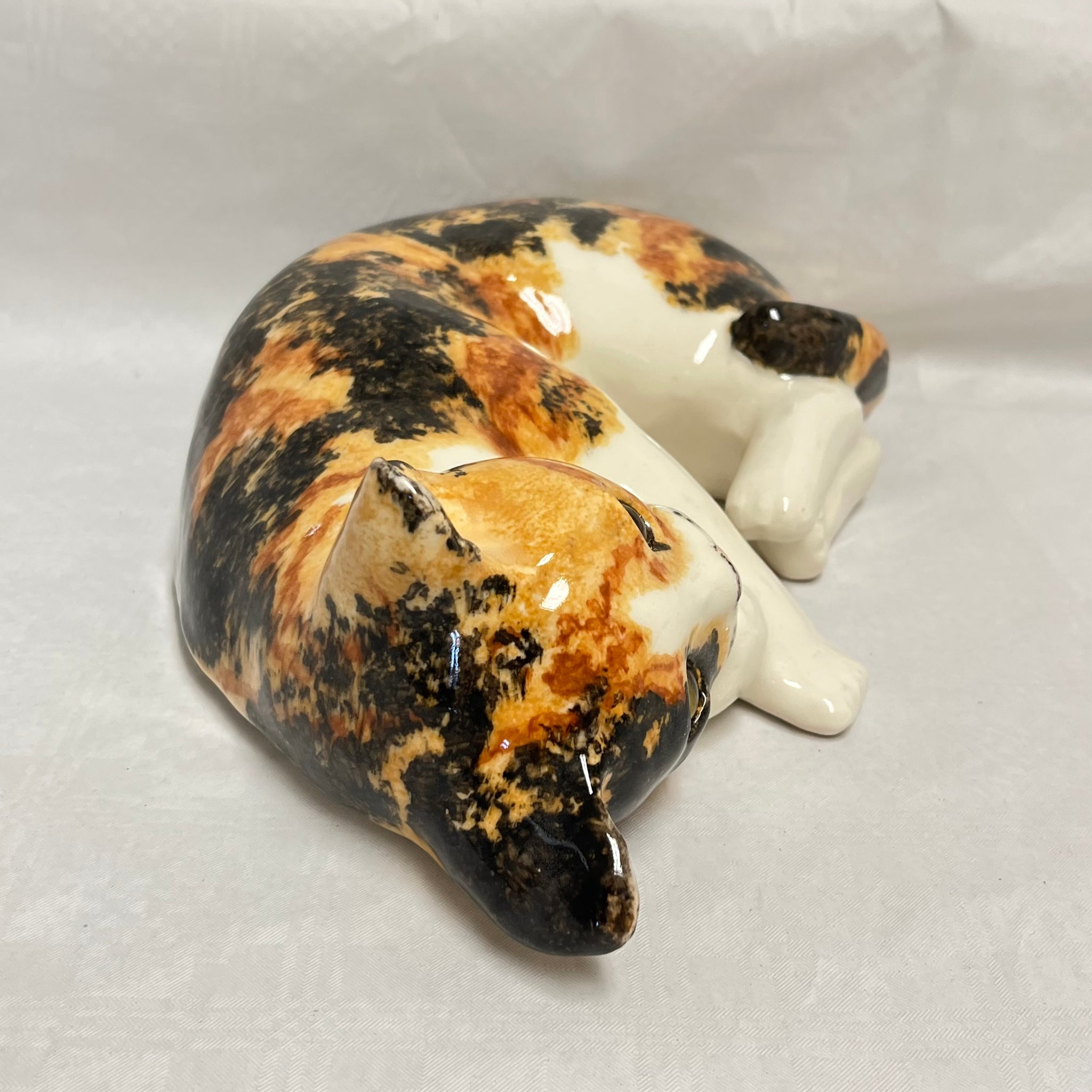 Winstanley Tortie & White Lying Cat - Size 5