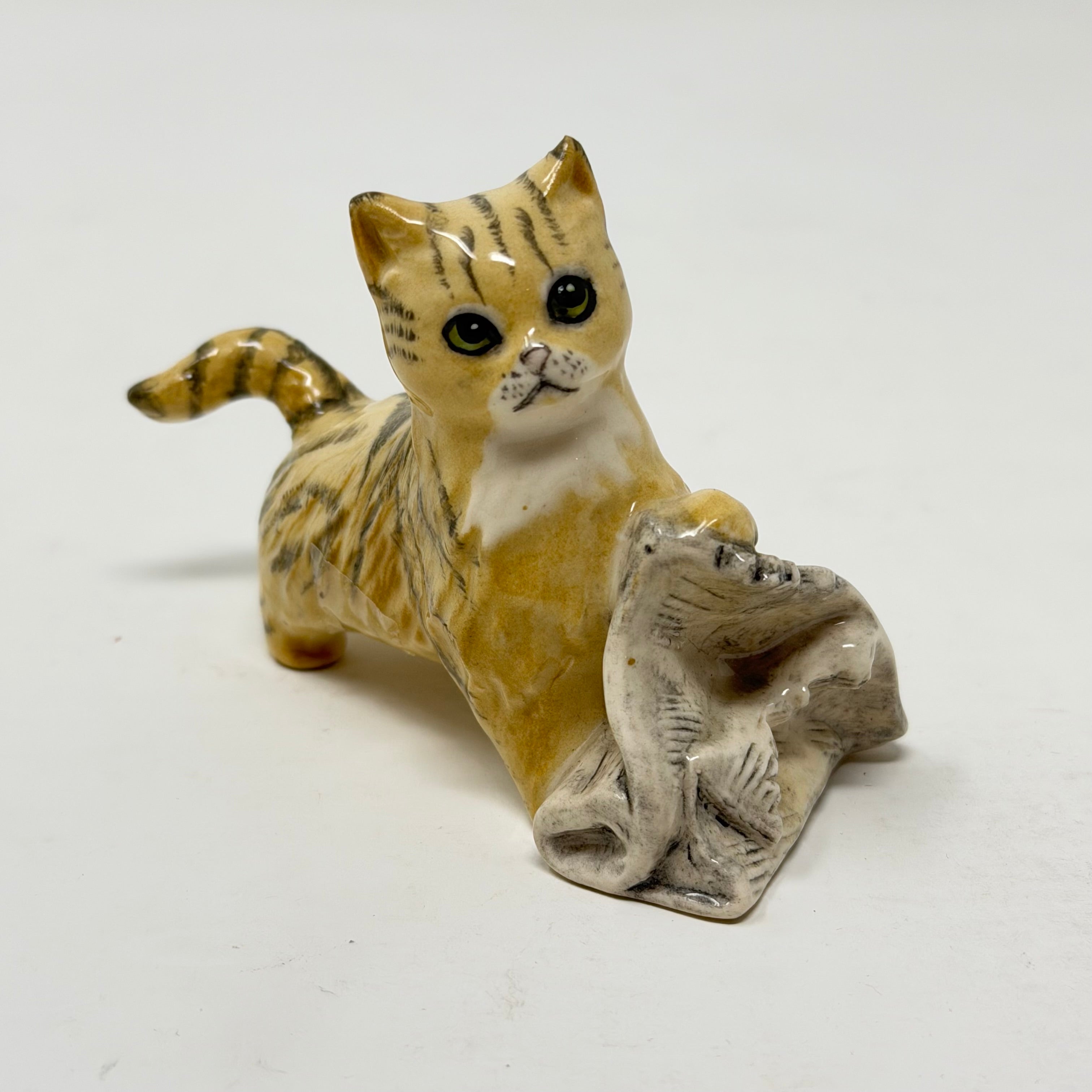 Vintage Royal Doulton Cat in the News DA233