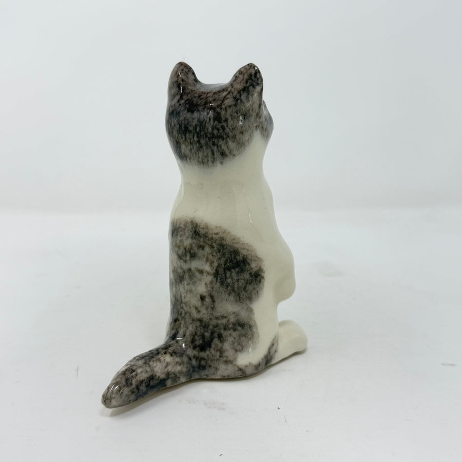 Winstanley Grey & White Cat with Heart - Size 1