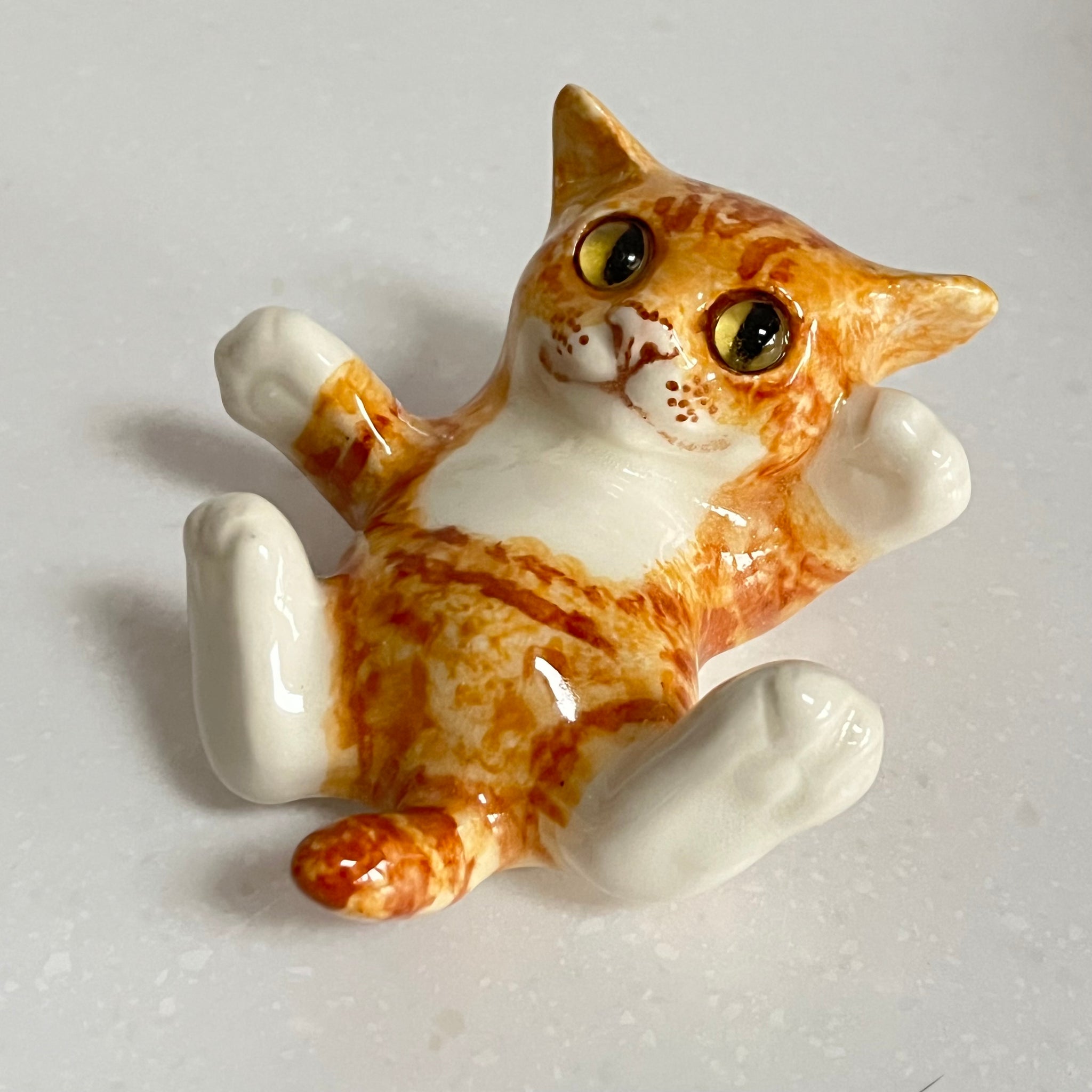 Ceramic ginger Winstanley cat figurine size 1 on a light gray background
