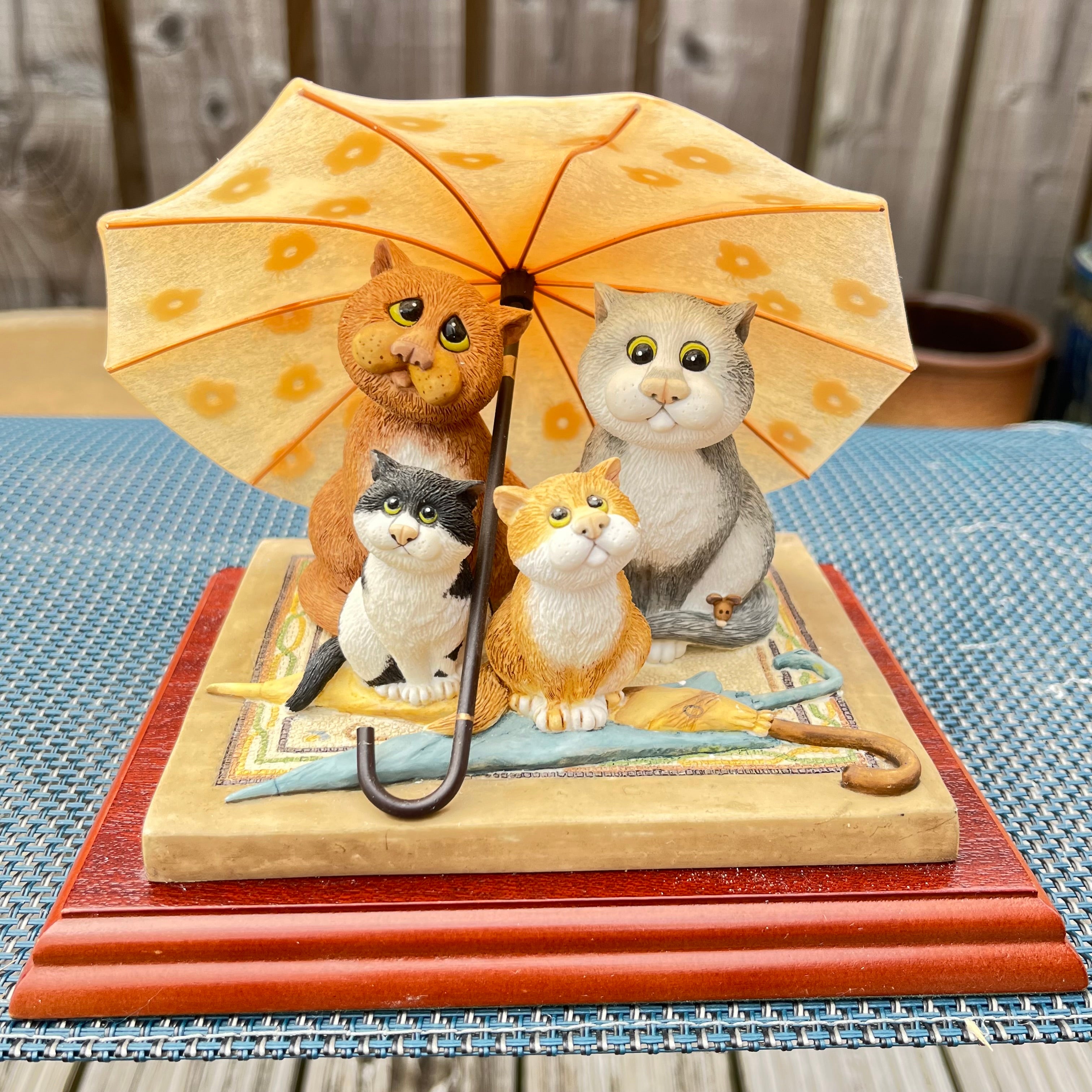 Vintage Any Umbrellas Comic & Curious Cats A3086 (Annual Figurine 2004)