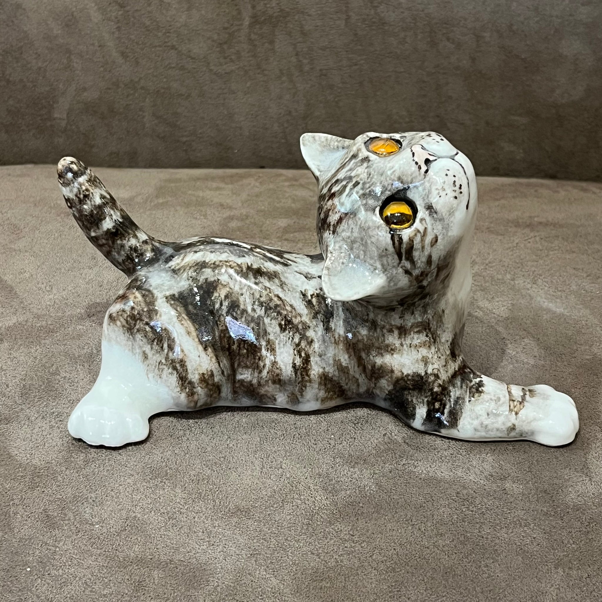 Winstanley Tabby Cat Looking Up - Size 3