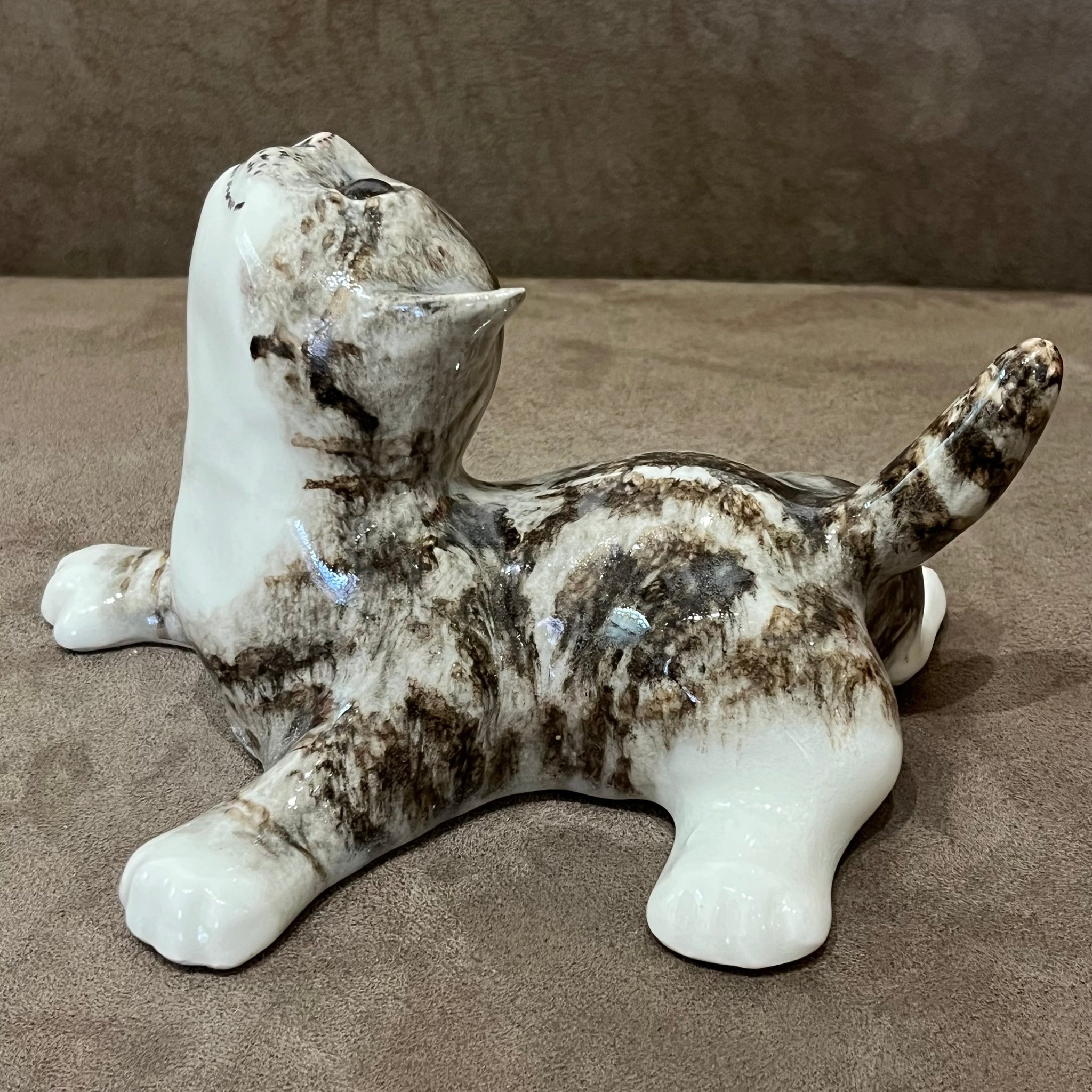 Winstanley Tabby Cat Looking Up - Size 3