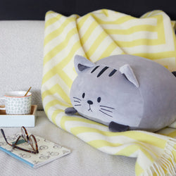 灰色小猫装饰靠垫